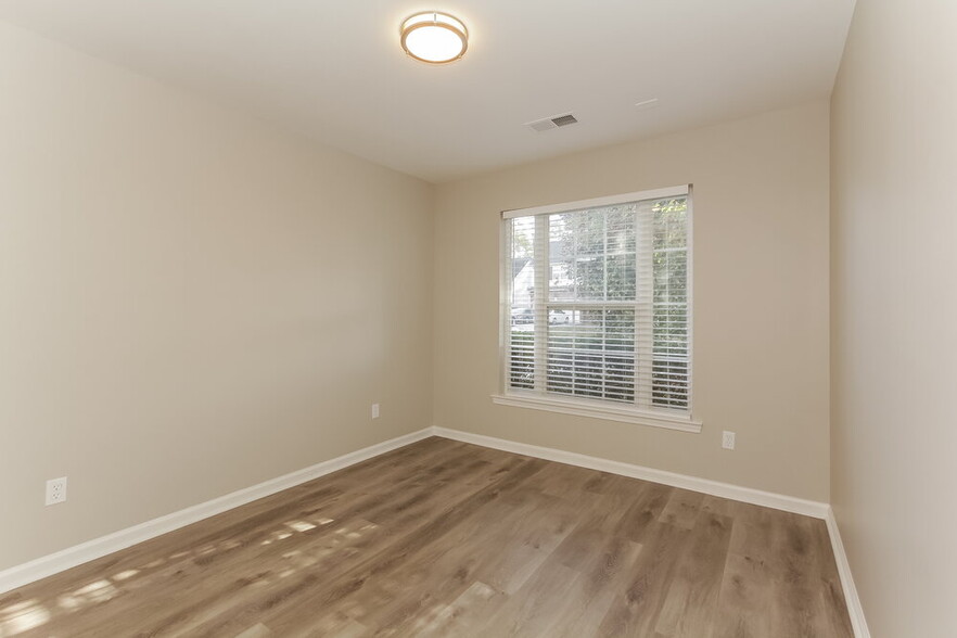 Building Photo - 460 Riverglen Dr NW