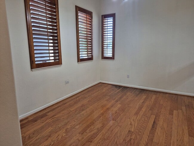 Building Photo - Beautiful 4 bedroom 3.5 bath in Natomas Park