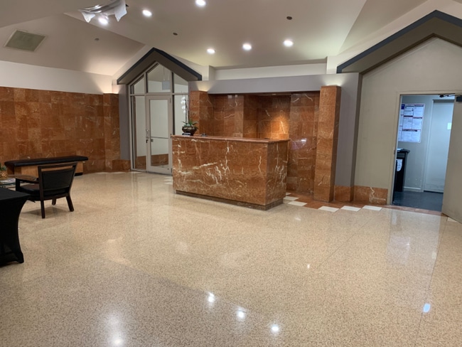 Building Photo - 1212 N La Salle Dr