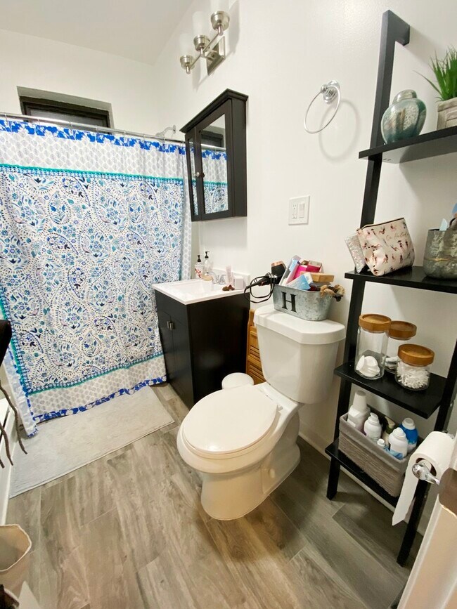 Building Photo - 726 W Roscoe St