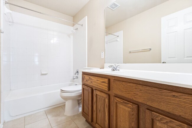 Building Photo - 4 Bedroom/2.5 Bath Wildhorse Subdivision