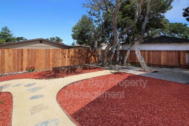 Building Photo - 12 Lilac St