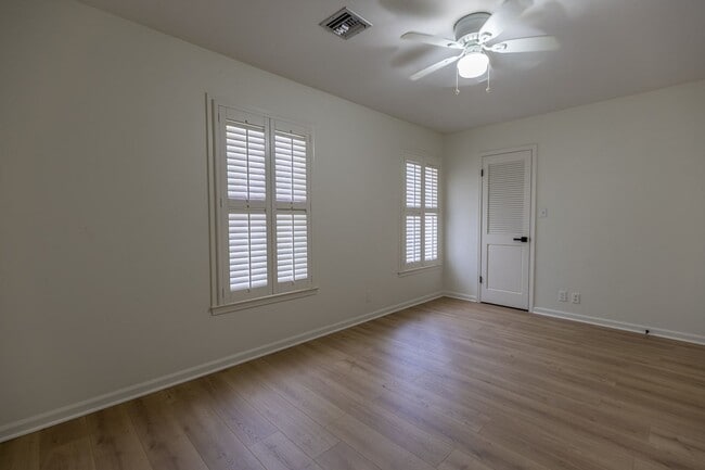 Building Photo - Two bedroom two and a half bath across from Mobile Bay!