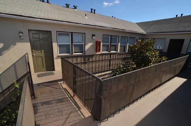 Building Photo - Adams Apartments...Newly Remodeled 1 Bedroom Apartment...Great Location!