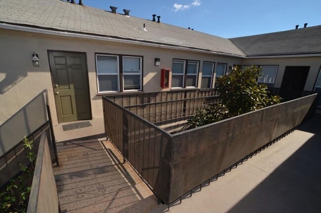 Building Photo - Adams apartments...Newly Remodeled 2 Bedroom Apartment! CALL NOW!