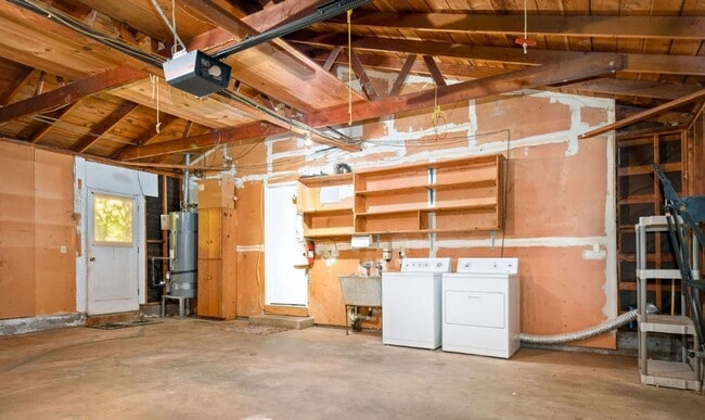 Building Photo - 3 Bedroom 1 Bathroom House Tucked in the T...