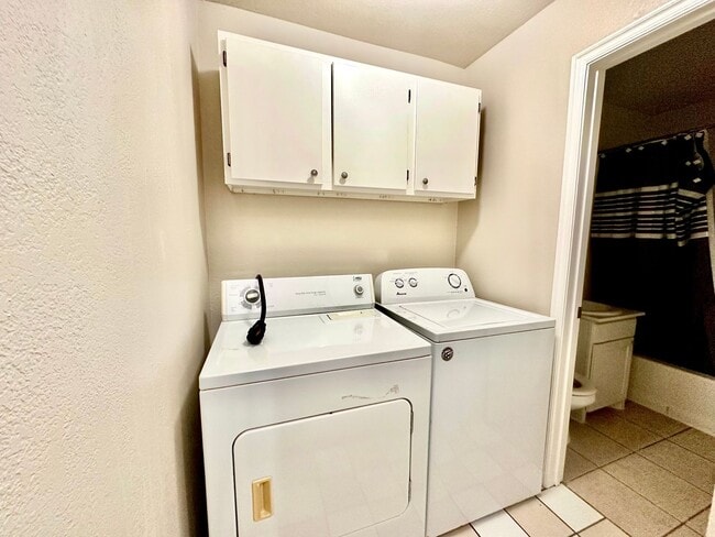 Building Photo - Cute 2-Bed Home with Hardwood Floors and G...