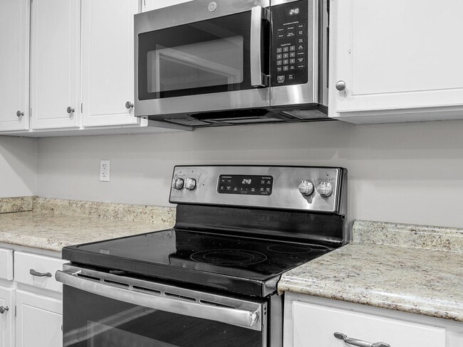 Building Photo - Charming 2BR/1.5BA Townhouse – Pets Welcome, NO APPLICATION FEE if APPROVED