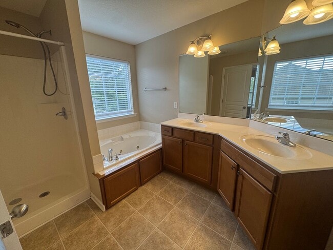 Building Photo - Spacious home in a great Ooltewah neighbor...