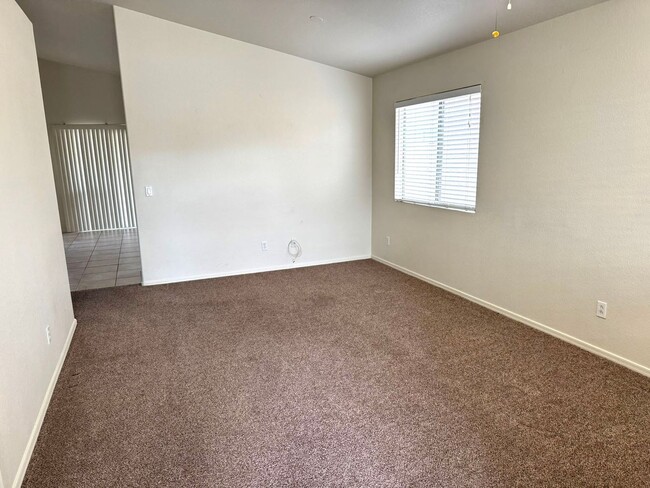Building Photo - 3 bedroom plus den, 2 bath, on the golf co...