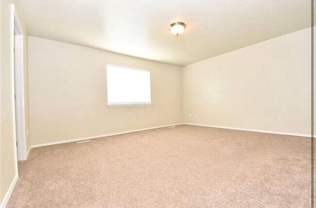 Building Photo - 3341 N Maplestone Ave