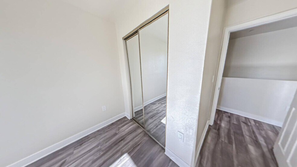 Building Photo - 630 1/2 W 79th St