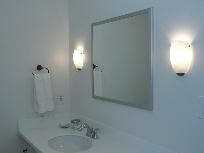 Clean, Simple bathroom - 425 Idaho Ave
