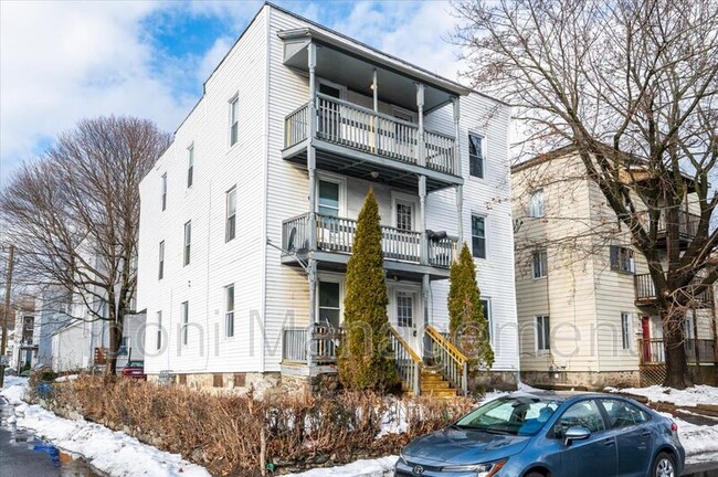 Building Photo - 13 Greenwoods Ave