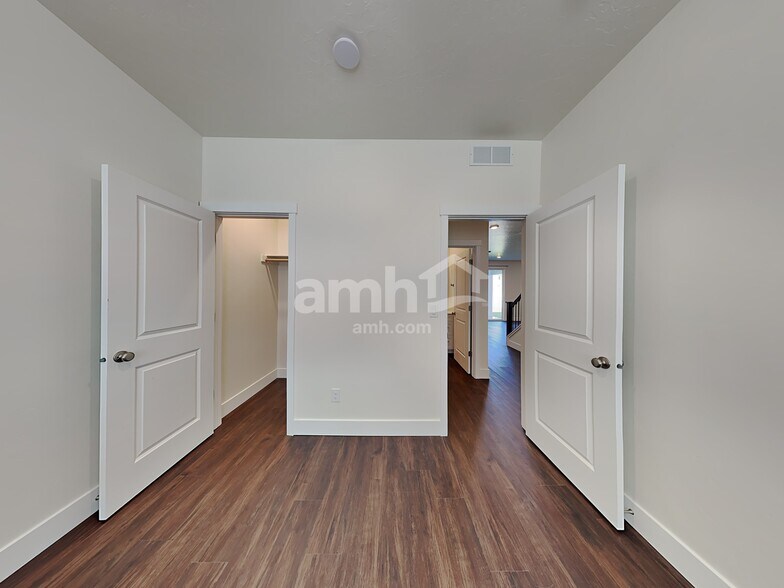 Building Photo - 1304 N Barkvine Ave