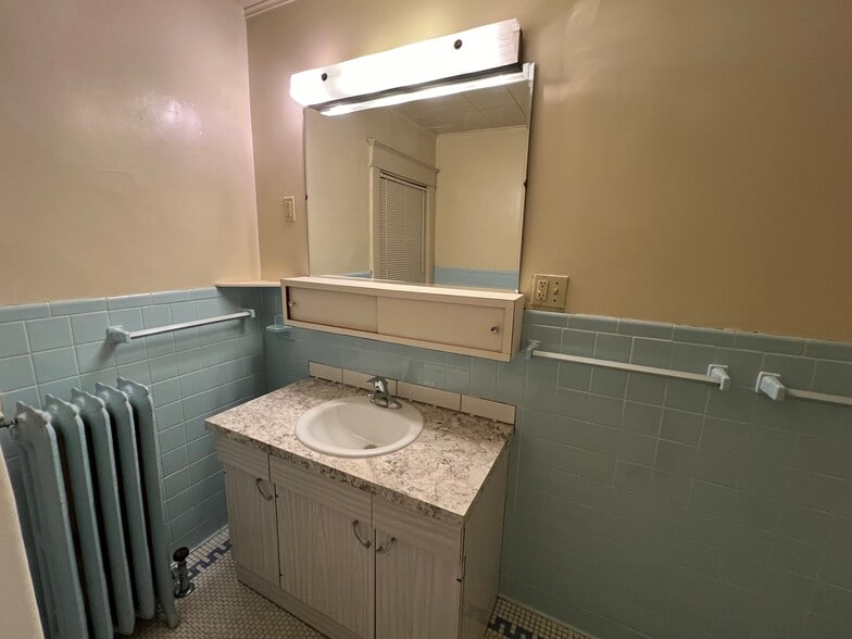 Building Photo - 222 Lafayette Ave NE