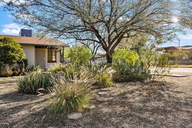 Building Photo - 2604 N Martin Ave