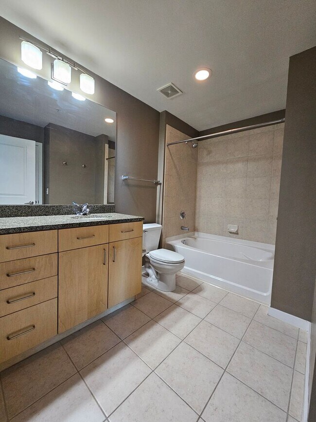 Building Photo - Glass House 1 Bed 1 Bath High Rise Condo w/ Mountain & City Views!!