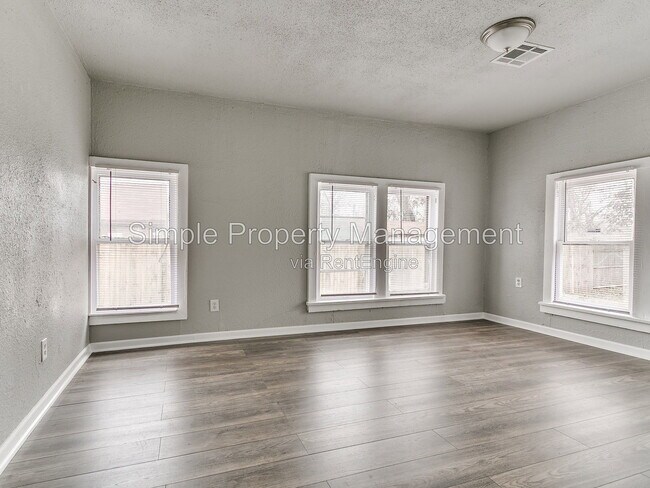 Building Photo - 1728 NE Euclid St