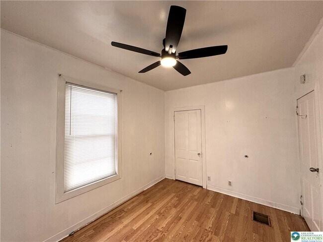 Building Photo - 527 Bradley St