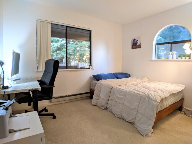 Building Photo - 2250 Monroe St