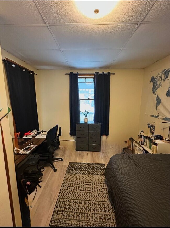 Building Photo - 203 Maple St