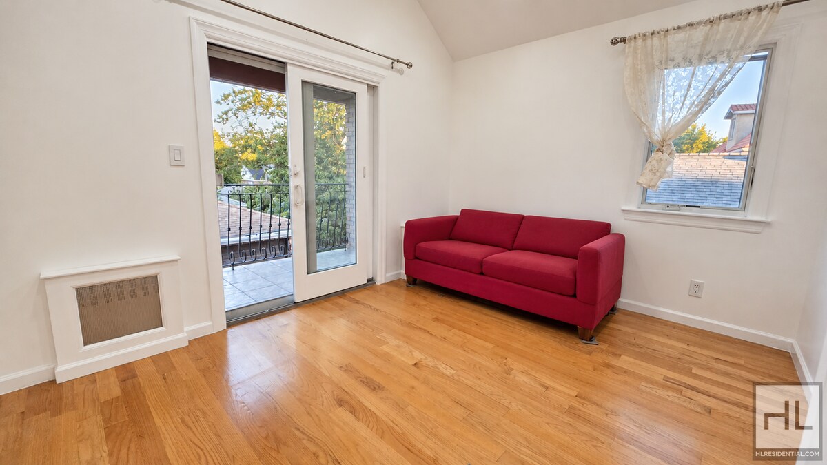 Building Photo - Bright Whitestone 3-Bedroom with Vaulted Ceilings & a Covered Balcony