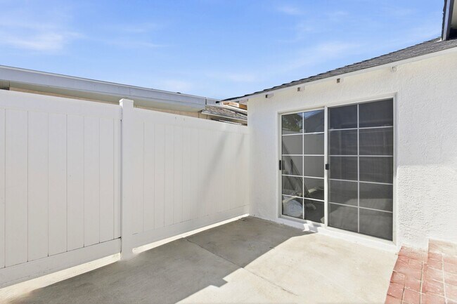 Building Photo - Beautiful modern 3 Bed + 2 Bath House + Den/Office & Backyard