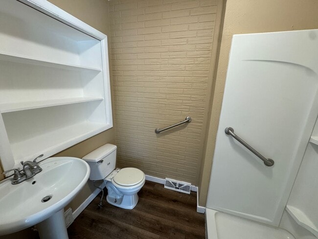 Building Photo - Charming 2-Story Home in Moline!
