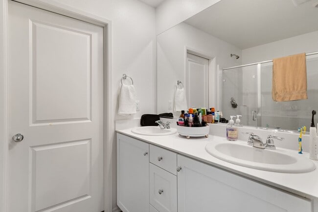 Building Photo - Spacious 4 Bedroom, 2.5 Bathroom Home with...