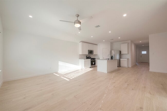 Building Photo - 4906 Edgewood Dr