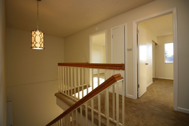 Building Photo - 3 Bedroom Townhome for Rent!