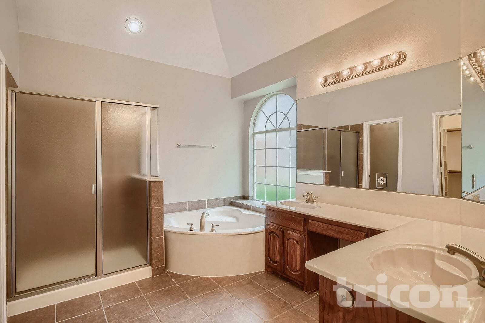 Building Photo - 2710 Hawthorne Dr