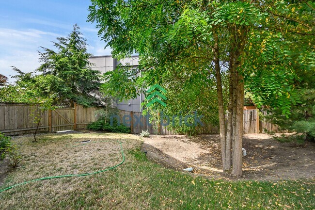Building Photo - "Spacious 4-Bedroom Seattle Home with 3 Full Baths and 2,420 Sq. Ft. of Comfort!"