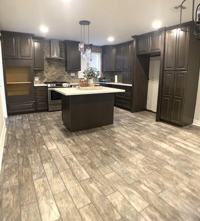 Building Photo - 2216 Acadian Dr