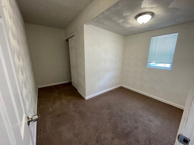 Building Photo - Charming 5-Bedroom Home with Fenced Yard i...