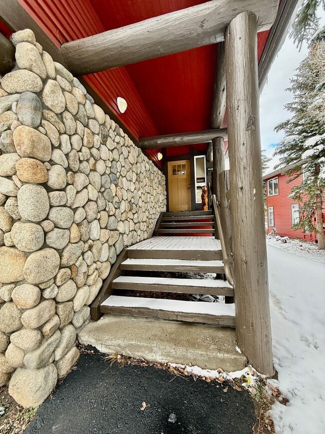 Building Photo - Snowcreek V – Stunning 4 Bed, 3 Bath Corner Unit