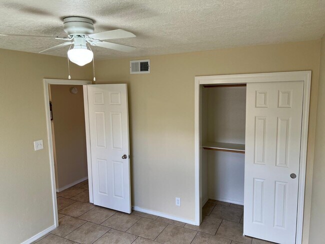 Building Photo - 1816 Buena Vista Dr SE