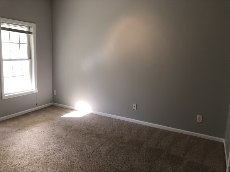 Master Bedroom - 112 Willowfield Ln