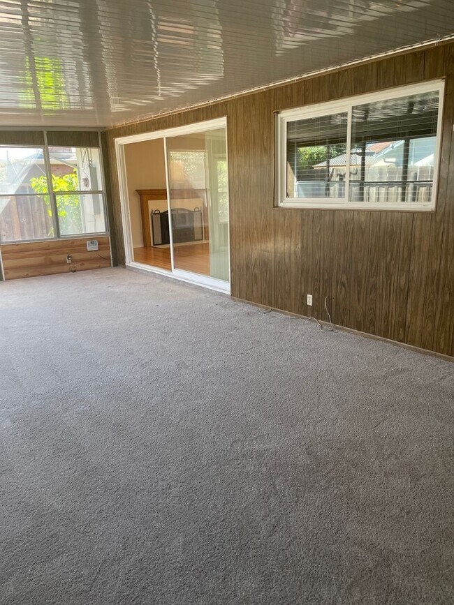 Building Photo - SPACIOUS 3BED, 2 BATH IN EXCELLENT SANTA C...