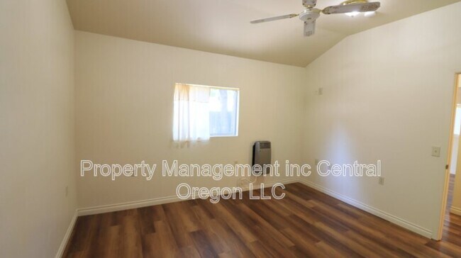 Building Photo - 524 NE Olney Ave