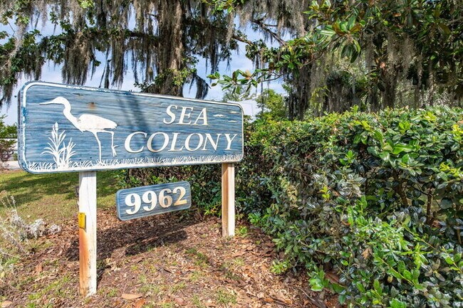 Building Photo - Coastal Comfort Awaits: Spacious 3-Bed, 2-...