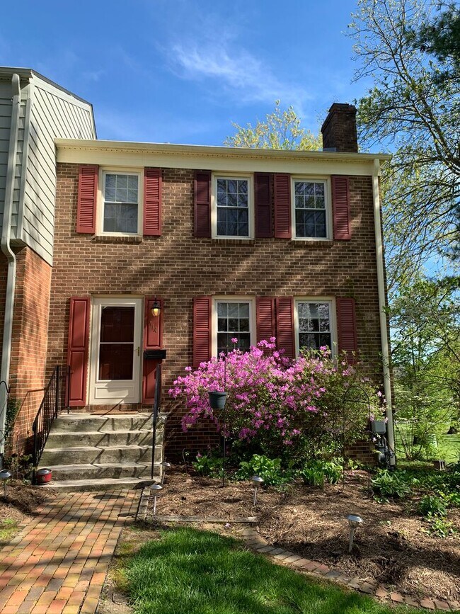 Building Photo - End Townhome In Oak Manor Community