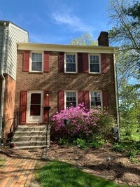 Building Photo - End Townhome In Oak Manor Community