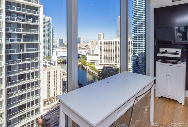 Building Photo - 475 Brickell Ave