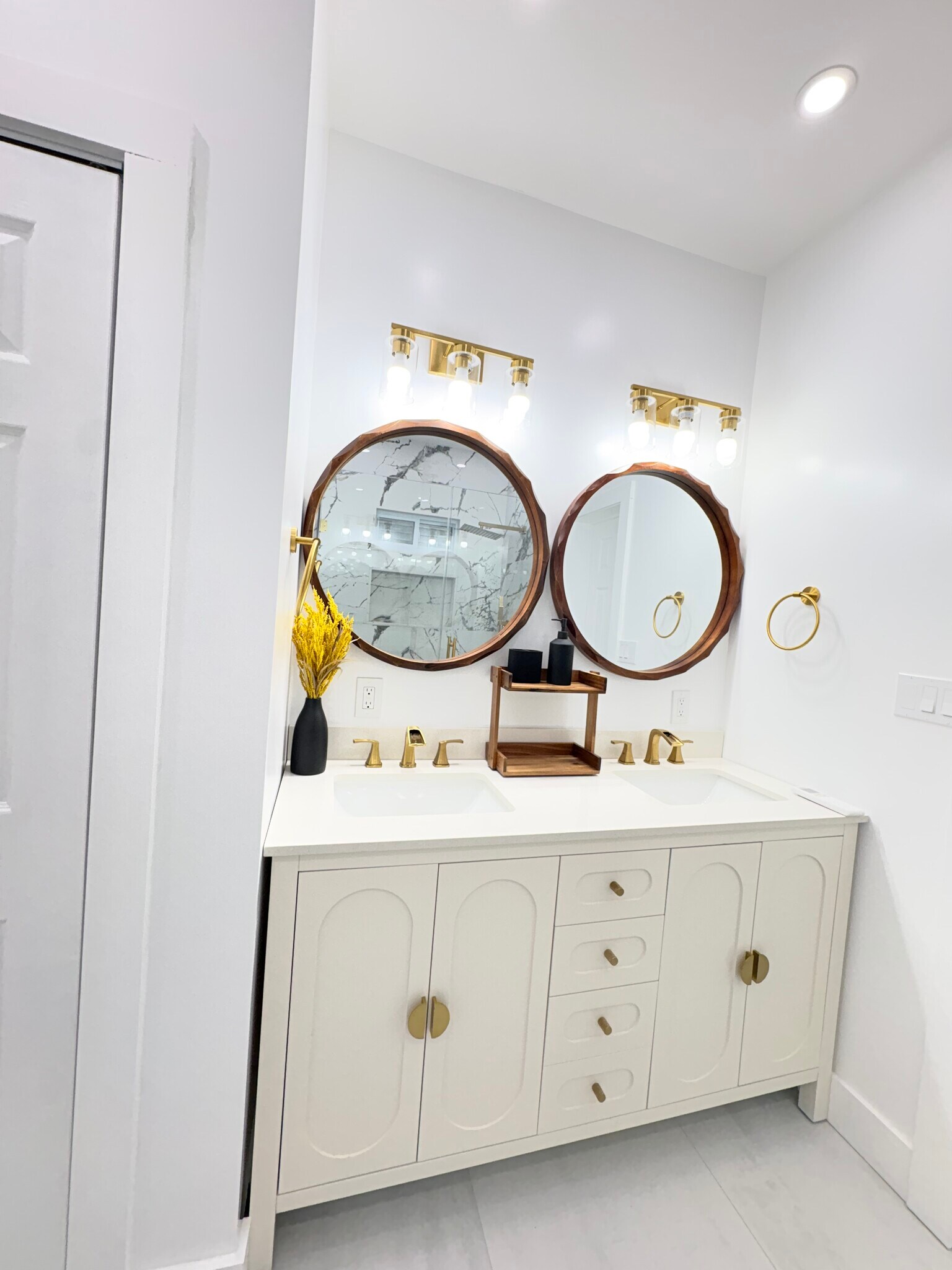 Building Photo - 1136 Wood Ave