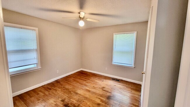 Building Photo - Charming 3 bedroom Bungalow