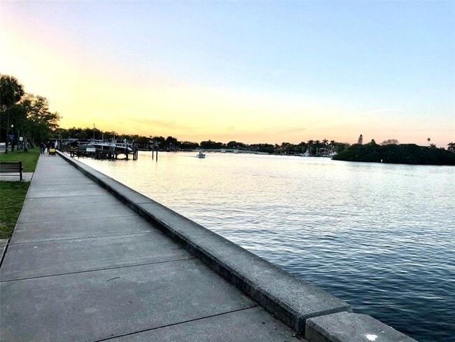 Building Photo - 1801 Beach Dr NE