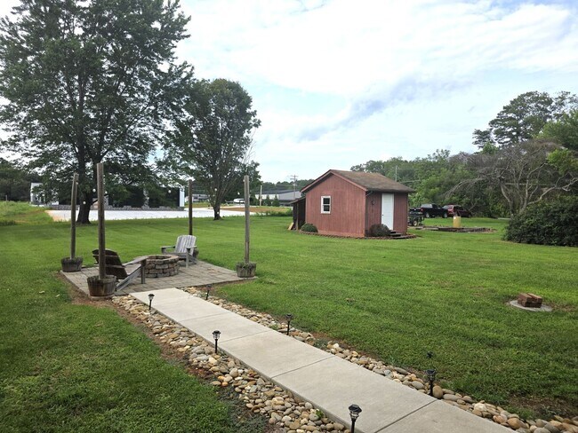 Building Photo - 118 Forest Oaks Dr