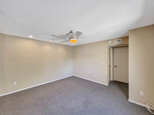 Building Photo - Beautiful 3BD/2.5BA Condo in Tierrasanta w...
